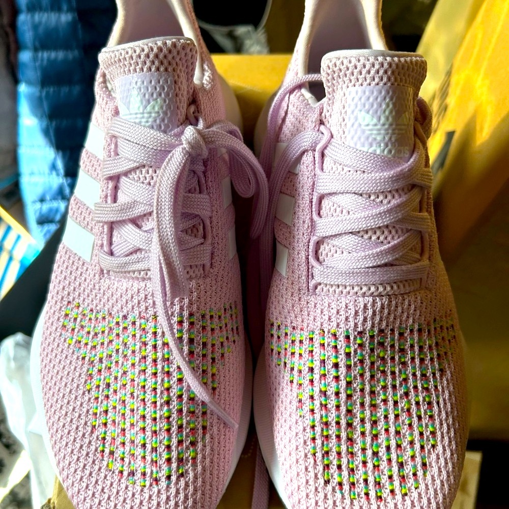 Adidas Sneakers Sleek Design Athletic Comfort in a light pink